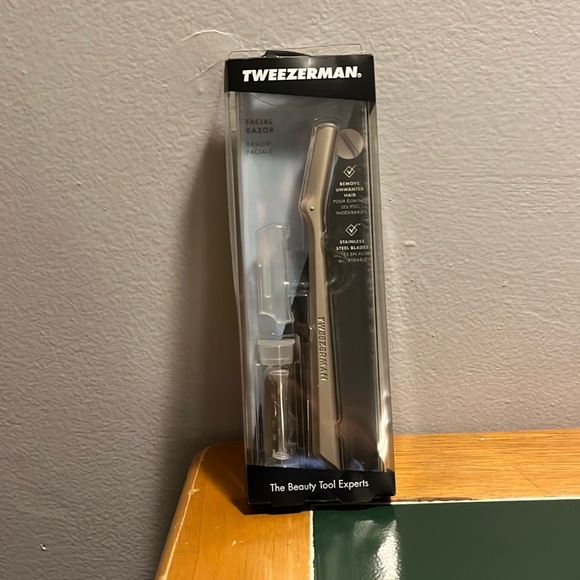 Tweezerman Facial Razor - Picture 2 of 3